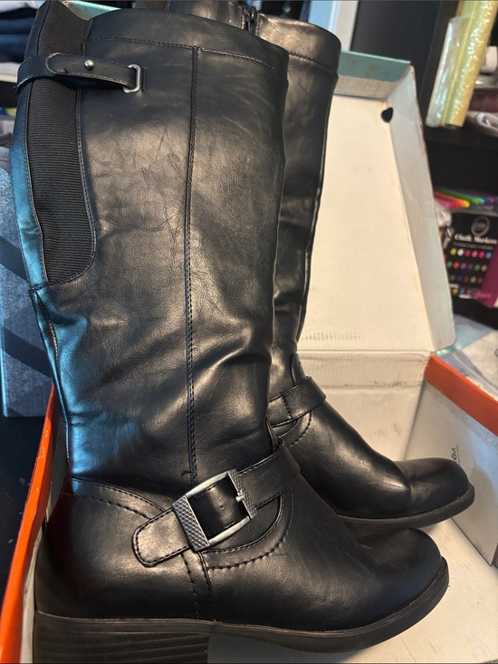 Yuu Shoes - Classic Black Mid-Calf Buckle Heeled Boots